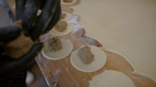 pierogi, przygotowanie pierog&oacute;w, lepienie pierog&oacute;w, dumplings, preparing dumplings, making dumplings,