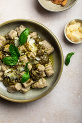 assiette de gnocchis fait maison au sarrasin avec sauce pesto aux amande et parmesan