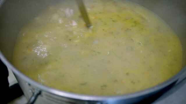 mieszanie zupy, mieszanie zupy po wsypaniu przypraw / mixing the soup, mixing the soup after adding spices  