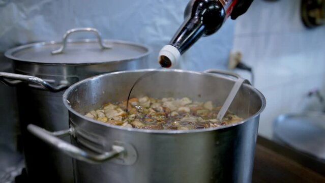 wlewanie sosu sojowego do gotującej się zupy, wlewanie sosu do zupy, gotowanie obiadu / pouring soy sauce into boiling soup, pouring sauce into soup, cooking dinner,