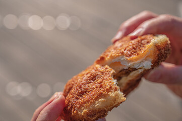 カレーパンを割る