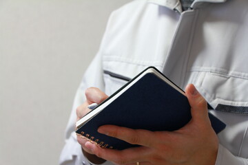 仕事中のメモをとる動作