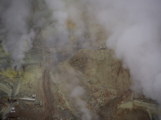 火山性ガスが噴き出す山間部