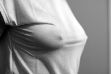 le buste d'une femme avec un gilet blanc