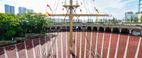 東京湾に面した竹芝埠頭公園の帆船帆柱（東京都港区）
