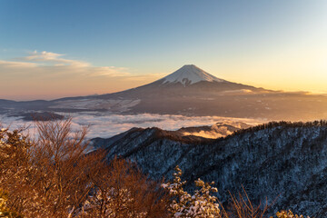 雪景色の三つ峠から夕方の富士山