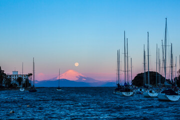 三浦市諸磯湾から紅富士パール富士