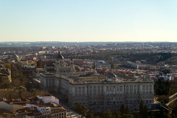 Fototapeta na wymiar Palacio Real en Skyline, Vista, Panoramica o Paisaje en la ciudad de Madrid, Comunidad de Madrid, España o Spain