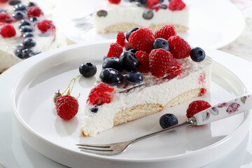 Cold yoghurt cake with biscuits, jelly and fresh fruit