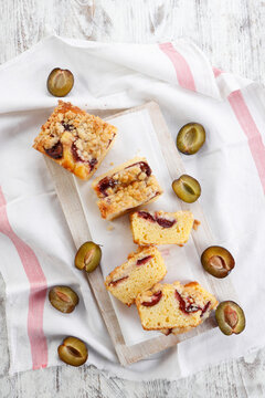 Cake with plums and crumble