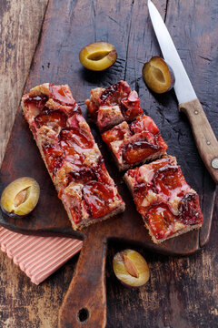 Spelled cake with plums
