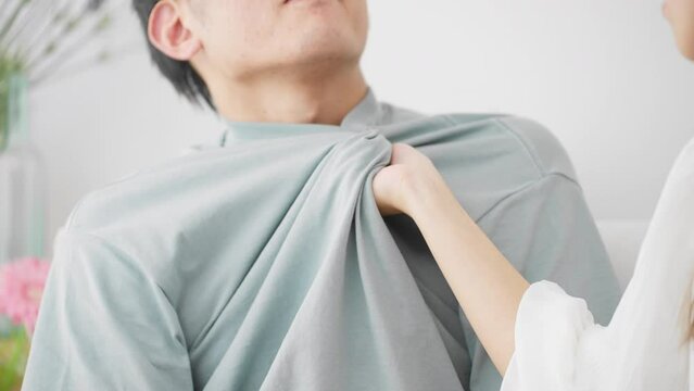 喧嘩をする若い男性と女性