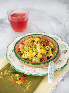 Salad with tomatoes and green split peas