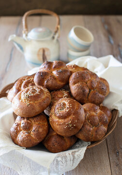 Honey Rolls with Saffron