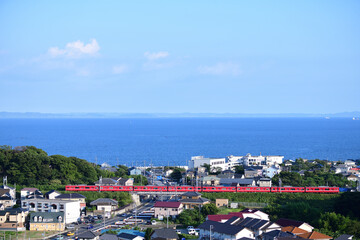 Fototapeta na wymiar 東京湾の青い海と京急電鉄1500形電車