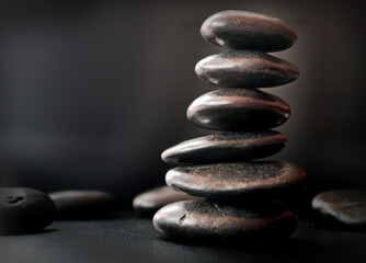 pile of black pebbles - Pyramide mit schwarzen Kieselsteinen