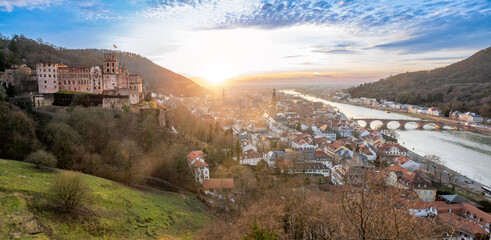 Panoramablick auf Heidelberg Altstadt und Schloss Heidelberg bei Sonnenuntergang - Heidelberg, Baden-Wuerttemberg, Deutschland