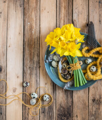 Tisch Dekoration Frühling und Ostern mit Narzissen und Eiern auf Tellern, Blumenstrauß Frühling