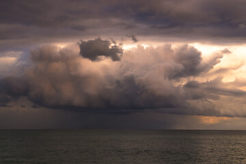 Naklejka na ściany i meble Espectaculares nubes de tormenta y lluvia en el mar