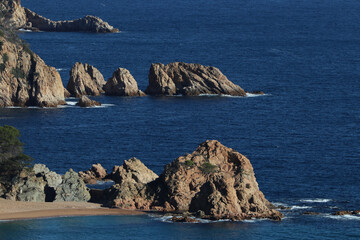 Obraz premium Rocas grandes en el mar