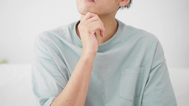 考える若い男性