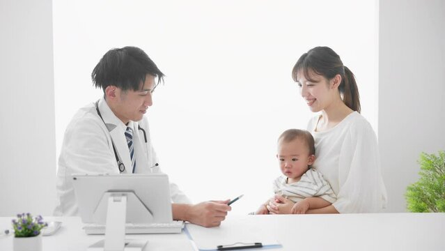 定期検診を受ける赤ちゃん　医療イメージ