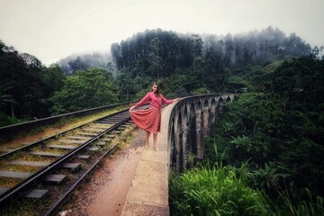 girl on a nine arche bridge in sri lanka ella