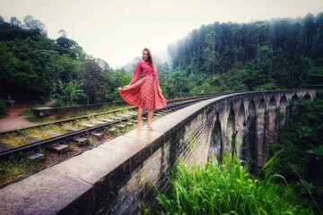 Naklejka premium girl on a nine arche bridge in sri lanka ella