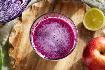 Purple cabbage juice with a red cabbage, apple and lime
