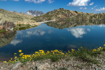 Randonnée en été dans le Massif des Grandes Rousses , Lac Bramant  , Oisans , Savoie , France