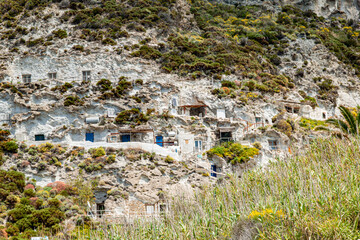 Case nella roccia a Palmarola