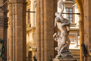 Italia, Toscana, la città di Firenze. La Loggia dei Lanzi. Il Ratto delle Sabine del Giambologna