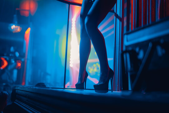 Tancerka w klubie muzycznym