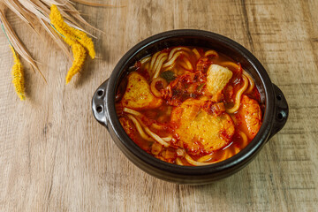 kimchi nabe udon (Japanese-style Kimchi Hot Pot Udon)