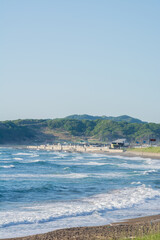 白波が立つ春の海岸線
