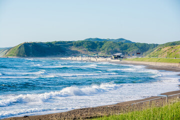 白波が立つ春の海岸線
