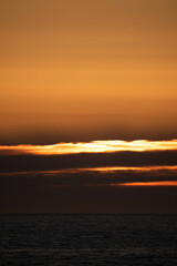 Fototapeta premium 静かな海の美しい夕暮れの雲 