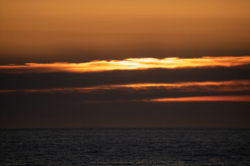 静かな海の美しい夕暮れの雲
