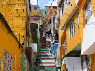Fototapeta na wymiar Straße im Slum El Paraiso, Bogota