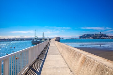 Obraz premium 青くて癒される美しい空と海と波と砂浜と水平線