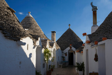 The pretty courtyard of a trullo on Via Duca degli Abruzzi, Aia Piccola, Alberobello, Puglia,...