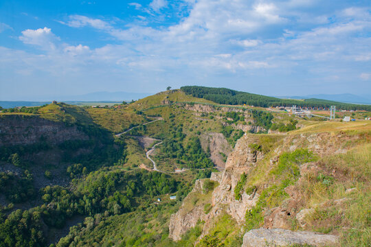 the road through to the canyon passes through Tsalka and Paravan pass
