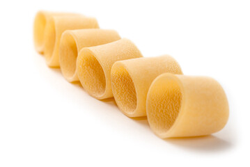 Mezzi paccheri, tipica pasta italiana su fondo bianco 