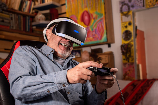Hombre mayor pasando un buen rato jugando VR