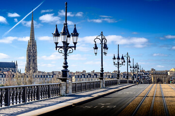 Fototapeta na wymiar Vue de Bordeaux depuis le pont de pierre