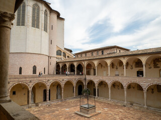 Fototapeta na wymiar Basilica Papale e Sacro Convento di San Francesco d'Assisi