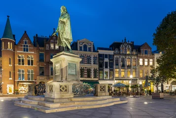 Fototapeten Statue of Johan de Witt at De Plaats and Buitenhof in The Hague during the blue hour © Emma
