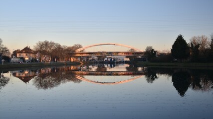 Fototapeta premium Pont et son reflet à Strasbourg