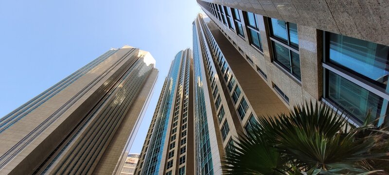 Urbane H&auml;userschlucht blick in den Himmel umgeben von Hochh&auml;usern