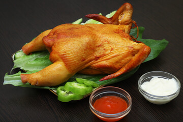 Smoked chicken on lettuce leaves with slices of green pepper